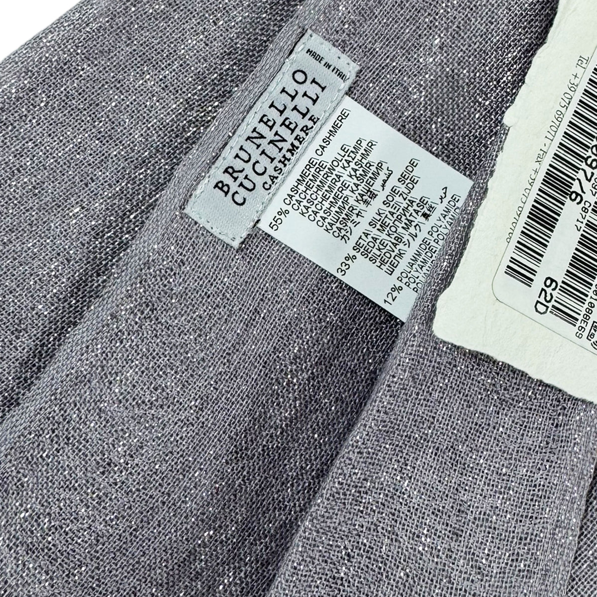 The quality of Brunello Cucinelli materials lends an elegant touch to the scarf. Sparkling reflections spread by the lamé thread blend with the noble natural fibers